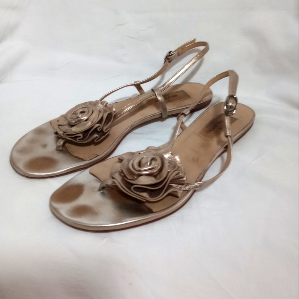 Valentino Garavani "Rosette" Leather Flat Sandals. Size 36